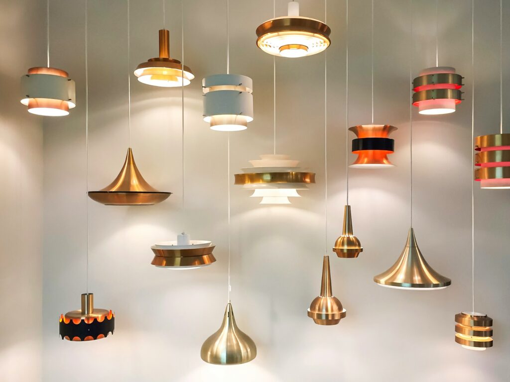 Lampy wiszące – klasyki designu do salonu Złote lampy wiszące jako klasyki designu oświetlenia