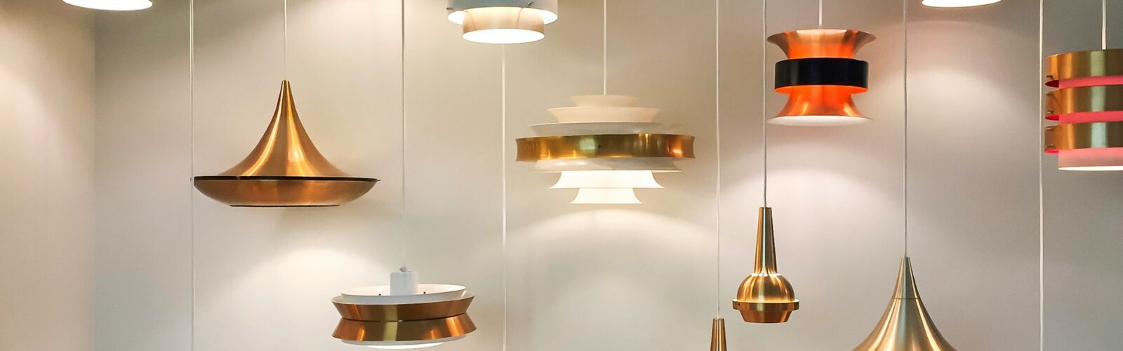 Złote lampy wiszące jako klasyki designu oświetlenia